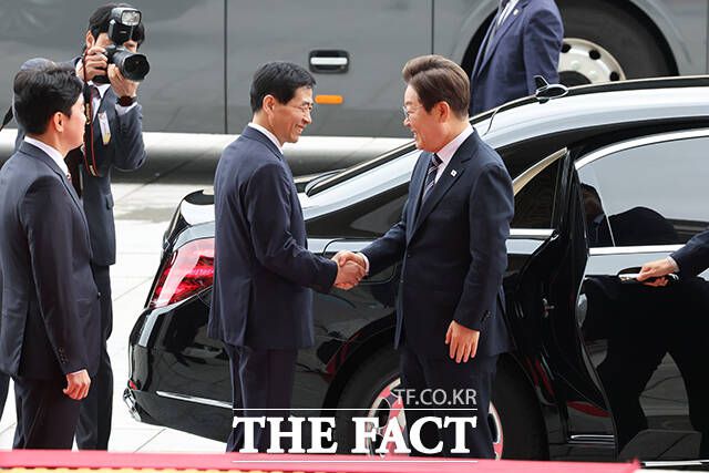 이재명 대통령이 26일 오전 서울 여의도 국회에서 추가경정예산안 시정연설을 위해 도착한 뒤 김민기 사무총장과 악수하고 있다. /국회사진기자단