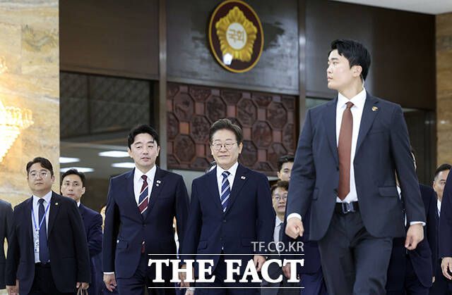 시정연설 마친 뒤 본회의장 나서는 이재명 대통령.