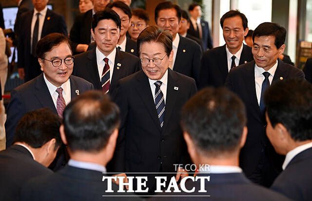 이재명 대통령이 추가경정예산안 시정연설에 앞서 우원식 국회의장, 여야 지도부와 만나 협치를 당부했다. /국회사진기자단