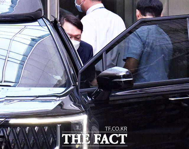 서울아산병원에서 퇴원하고 있는 김건희 씨. /이새롬 기자