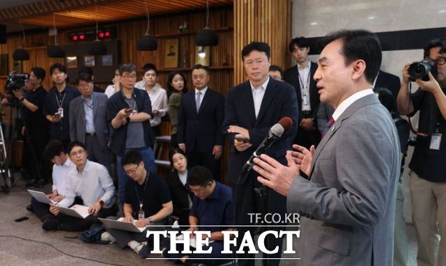 안 후보자는 "9·19합의에 대해 원점에서 재검토해야 한다"고 말했다. 안 후보자가 출근길 취재진과 질의응답을 하고 있다. /뉴시스