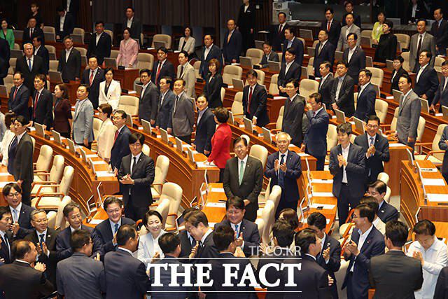 이 대통령이 26일 추가경정예산안에 대한 시정연설을 위해 본회의장에 입장하고 있다. 민주당 의원들은 박수를 치며 이 대통령을 맞이하고 국민의힘 의원들은 굳은 표정으로 자리에 서있는 모습. /국회사진기자단