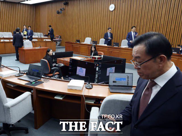 김 후보자의 인사청문회는 25일 오후 5시, 오후 8시 30분에 속개될 예정이었으나 국민의힘이 26일 0시까지 복귀하지 않아 산회됐다. 사진은 김 후보자와 이종배 인사청문특별위원장 등이 저녁 식사를 위해 이동하는 모습. /뉴시스