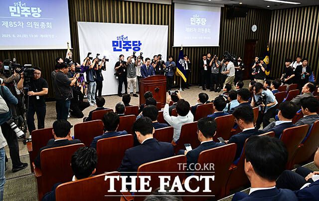 다만 정권 초반 특유의 기대감은 시간이 지나며 자연스럽게 꺾일 수 있다는 점에서, 민주당으로서도 속도와 실질을 함께 챙겨야 한다는 과제를 안고 있다. 특히 중도층과 무당층을 중심으로 여론이 출렁일 가능성을 고려할 때, 개혁의 명분뿐 아니라 실행 과정에서의 설득력 또한 동반돼야 한다는 지적이 나온다./배정한 기자