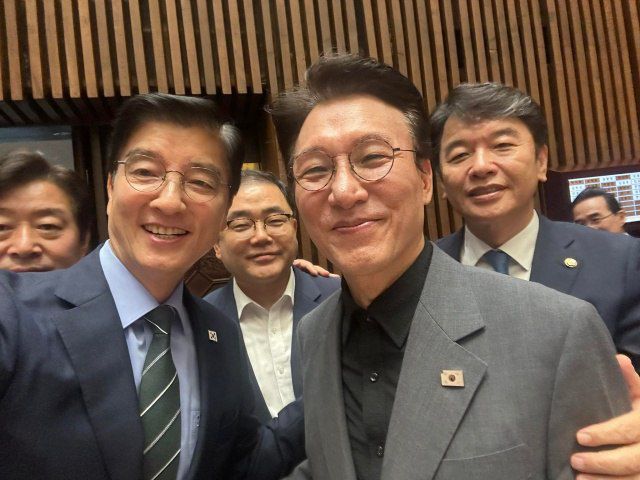 더불어민주당 이해식·문진석·황명선·허성무 의원이 26일 이재명 대통령의 시정연설 참석 차 국회의원 신분으로 본회의장을 찾은 김민석 국무총리 후보자와 사진을 찍고 있다. /이해식 의원 SNS