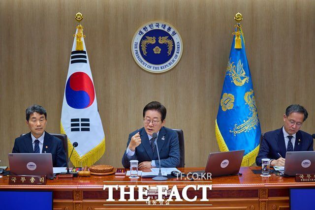 이재명 대통령이 24일 용산 대통령실에서 주재한 제27회 국무회의에서 발언하는 모습. 이 대통령은 고심 끝에 북대서양조약기구(NATO) 정상회의 불참을 결정했다. /대통령실