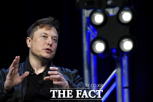 테슬라가 완전 자율주행으로 고객에게 차량을 처음으로 인도했다. /AP. 뉴시스