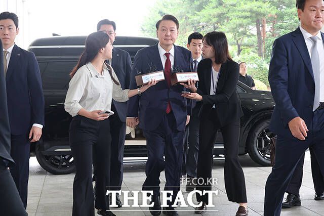 윤석열 전 대통령이 28일 오전 내란특검 조사를 받기 위해 서울 서초구 서울고등검찰청에 출석하고 있다. /서울고검=임영무 기자