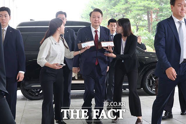 윤석열 전 대통령이 28일 오전 내란특검 조사를 받기 위해 서울 서초구 서울고등검찰청에 출석하고 있다. 2025.06.28