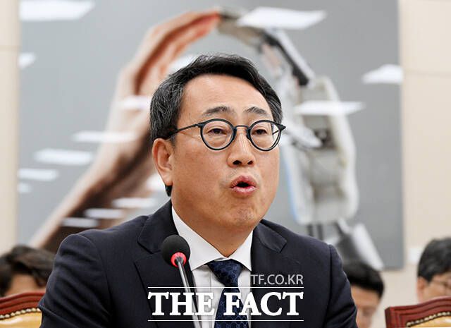 유영상 SK텔레콤 사장이 지난달 8일 서울 여의도 국회에서 열린 과학기술정보방송통신위원회 전체회의 SK텔레콤 해킹 관련 청문회에 참석해 질의에 답변을 하고 있다. /배정한 기자