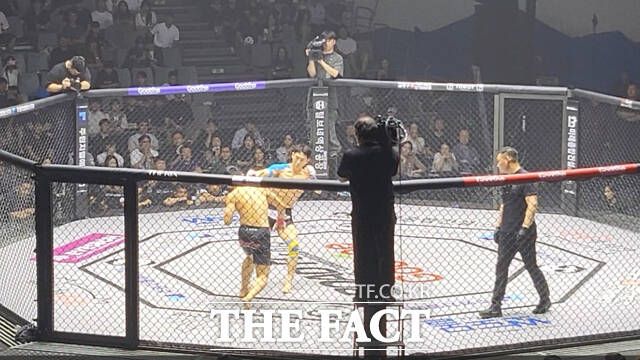 로드FC 073 경기를 찾은 3000명의 관중들의 함성이 일시에 터졌다. 28일 오후 서울 중구 장충체육관이 이들의 환호성에 순간 들썩였다. 종합격투기(MMA) 선수 겸 개그맨 윤형빈(45)의 라이트 훅이 상대 먹방 유튜버 겸 MMA 선수 밴쯔(정만수, 34)의 안면 정중앙에 적중했다. /장충체육관=오승혁 기자