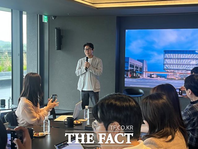 송민규 제네시스사업본부장 부사장은 지난 25일 오후 충북 청주 제네시스 청주에서 열린 미디어 투어 행사에서 제네시스 청주를 고객이 다시 방문하고 싶은 곳으로 만들고 싶다고 말했다. /최의종 기자