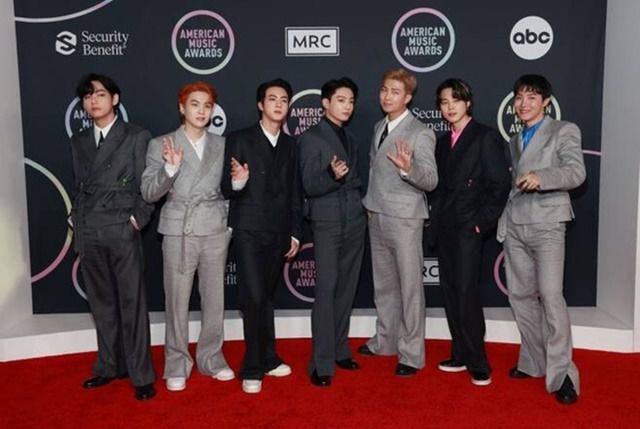 방탄소년단은 2021년 미국의 3대 음악 시상식 중 하나인 '아메리칸 뮤직 어워드'에서 대상에 해당하는 '아티스트 오브 더 이어'를 수상했다. 당시 후보는 팝 슈퍼스타 테일러 스위프트, 위켄드 등이었다. /AMA SNS