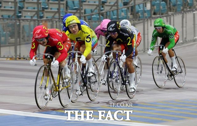 특선급 결승전에서 타종이 울리자 3번 류재열, 5번 임채빈, 2번 정종진 순으로 결승선을 향해 전력 질주하고 있다./국민체육진흥공단