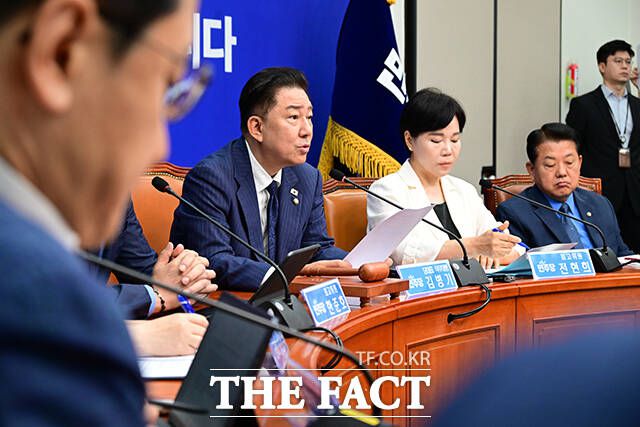 민주당은 배 회장의 인터뷰를 계기로 검찰 공소사실 자체의 신빙성을 흔들며 재수사 요구에 힘을 싣고 있다. 김병기 더불어민주당 대표 직무대행 겸 원내대표가 23일 오전 서울 여의도 국회에서 열린 최고위원회의에 참석해 모두발언하고 있다. /남윤호 기자