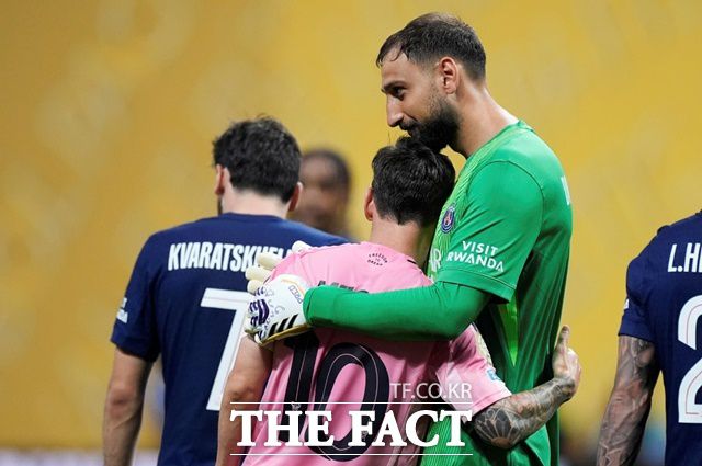 PSG에서 한솥밥을 먹었던 리오넬 메시(왼쪽)와 골키퍼 잔루이지 돈나룸마가 경기 후 서로를 격려하는 모습./애틀랜타=AP.뉴시스