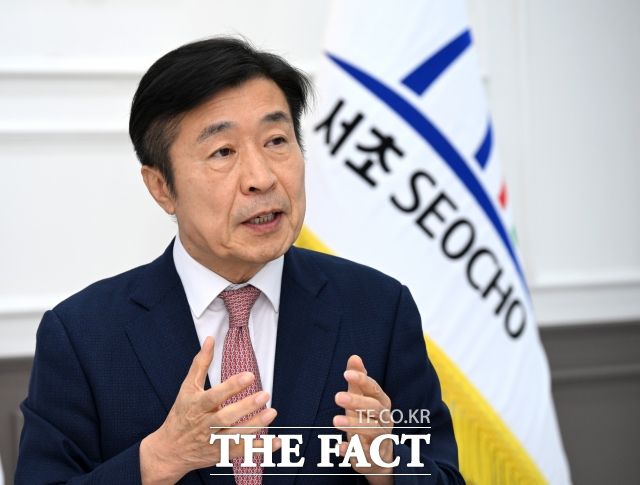 전성수 서초구청장이 17일 오후 서울 서초구 서초구청 구청장실에서 <더팩트>와 인터뷰를 진행하고 있다. /이효균 기자