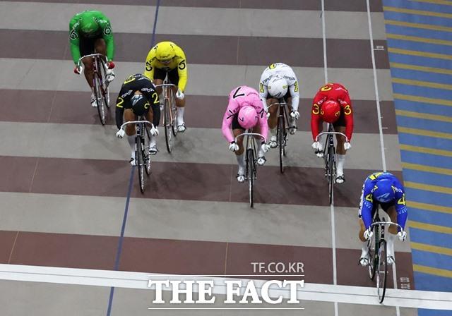 선발급 결승전에서 4번 김동하(맨 오른쪽)가 압도적인 차이로 결승선을 가장 먼저 통과하고 있다./국민체육진흥공단