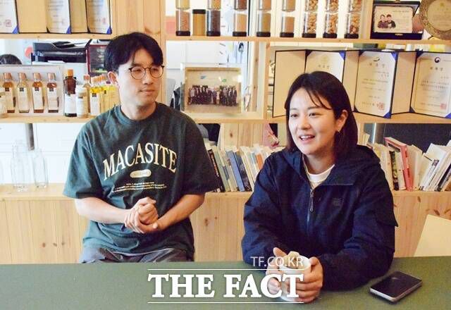 송주희·김윤철 부부에게는 '꿈'이 있다. 농사와 함께 지역의 어린이와 청년 그리고 어르신들까지 함께 즐길 수 있는 문화공간을 만드는 것이다. 두 부부가 취재진에게 문화공간 계획에 대해 설명하고 있다. /이철영 기자