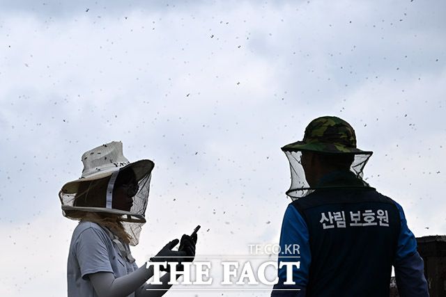 방역 대책 의논하는 관계자들.