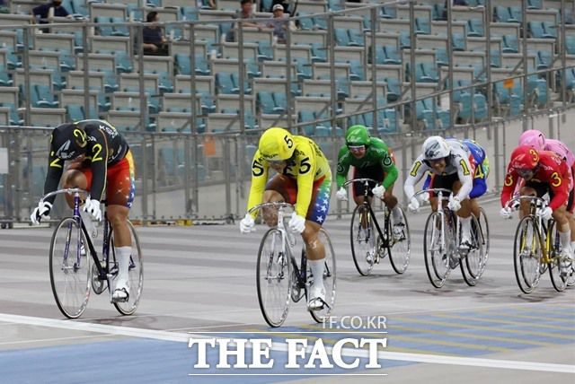 특선급 결승전에서 2번 정종진은 5번 임채빈을 그림같은 추입 넘어서며 가장 먼저 결승선을 통과했다./국민체육진흥공단