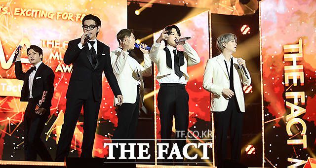 방탄소년단은 2018년 'LOVE YOURSELF' 시리즈 2개 앨범 연속 미국 '빌보드 200' 정상에 올려놓았고 영국 BBC는 "21세기 비틀스이자 세계적 팝 센세이션"이라고 평했다. 사진은 '2021 더팩트 뮤직 어워즈' 당시 모습. /더팩트 DB