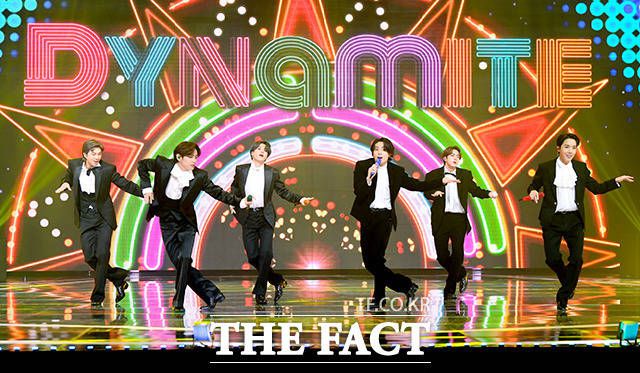 방탄소년단은 2020년 'Dynamite'로 처음 미국 빌보드 '핫 100' 1위에 올랐고, 미국 경제지 포브스는 "글로벌 팝 슈퍼 스타덤의 최후 경계를 넘어섰다"고 평가했다. 사진은 '2020 더팩트 뮤직 어워즈' 참석 당시 모습. /더팩트 DB