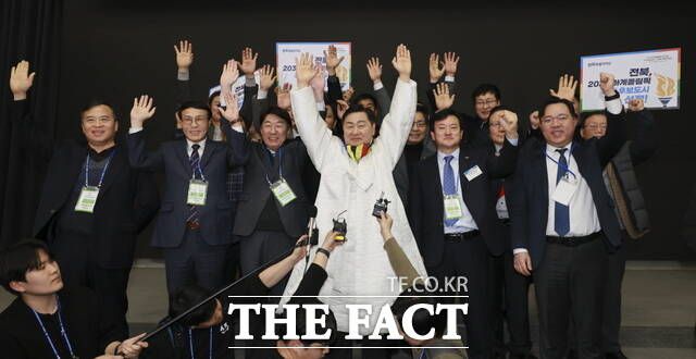 2월 28일 서울 올림픽파크텔에서 열린 대한체육회 대의원 총회에서 2036 하계올림픽 국내 후보 도시로 전북이 최종 선정되자 김관영 전북도지사(가운데)를 비롯한 전북도체육회, 재경향우회 관계자들이 환호하고 있다. /전북도