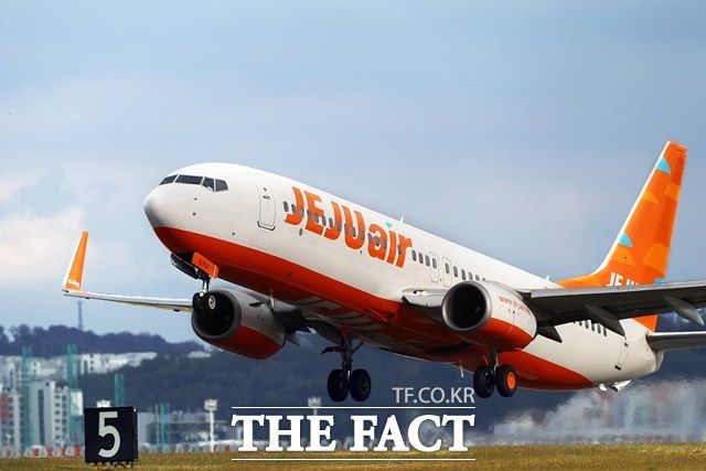 제주항공은 하반기에도 B737-8 3대를 순차적으로 추가 도입할 예정이며 오는 2030년까지 전체 기단의 평균 기령을 5년 이하로 낮추는 것을 목표로 한다. /제주항공