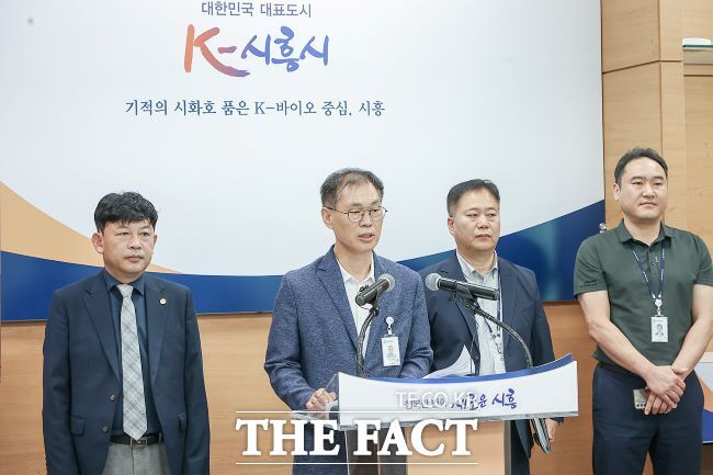 엄계용 시흥시 국장이 국제서핑대회 개최 브리핑을 하고 있다./시흥시