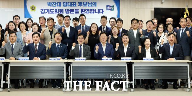 더불어민주당 당대표 후보인 박찬대 의원이 1일 경기도의회를 찾아 김승원 경기도당 위원장, 경기도의회 의원들과 간담회를 진행한 뒤 기념 촬영을 하고 있다./수원=이승호 기자