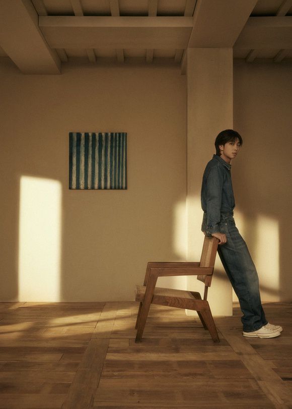 RM은 전곡 작사 작곡을 비롯해 앨범 디자인과 기획까지 전반에 참여하고 음악과 미술 등 여러 분야를 결합한 솔로 앨범으로 작가로서의 역량을 펼쳤다. /빅히트 뮤직