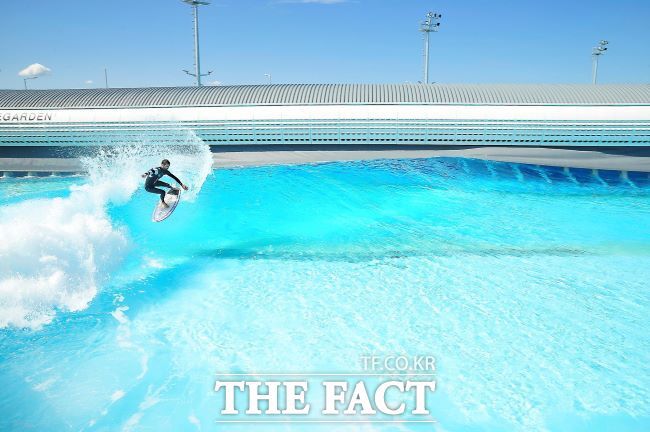웨이브파크에서 서핑하는 모습 /시흥시