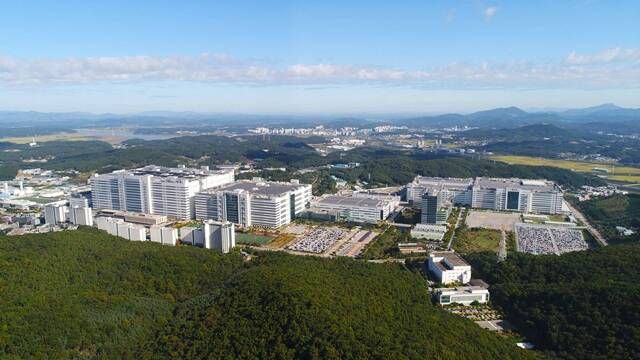 LG디스플레이는 지난달 1조2600억원 규모의 OLED 신기술 투자를 발표했다. LG디스플레이 파주 사업장 전경. /LG