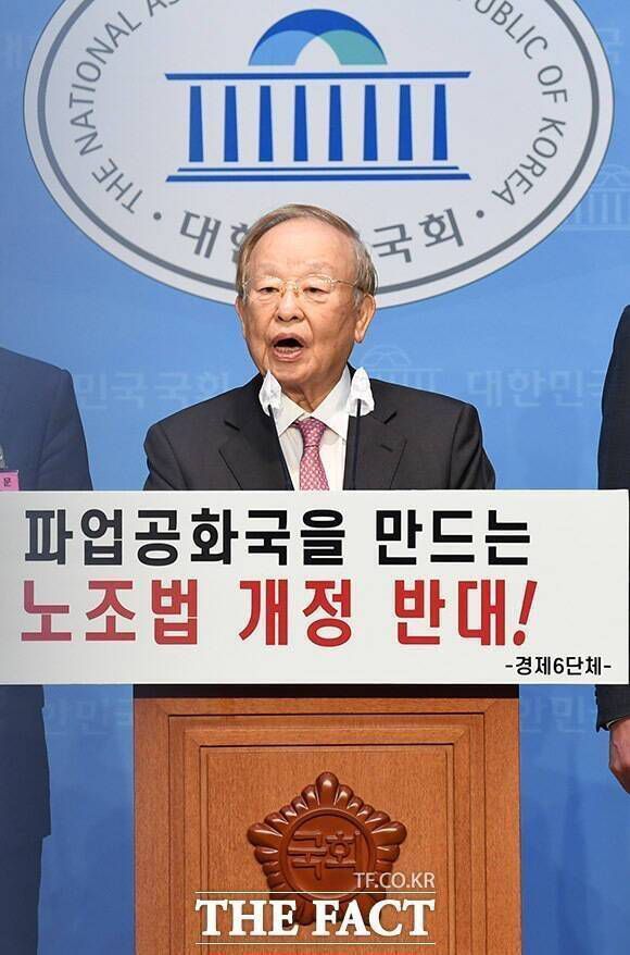 손경식 한국경영자총협회 회장이 지난해 7월 서울 여의도 국회에서 노란봉투법 반대 기자회견을 갖고 있다. /더팩트 DB