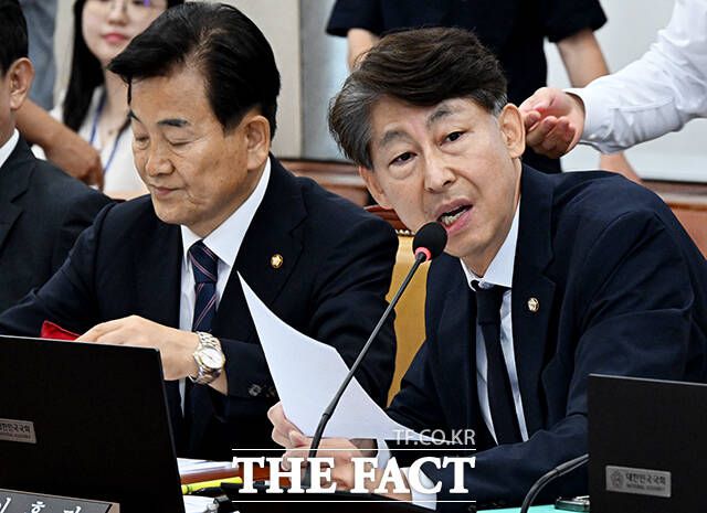 이훈기 더불어민주당 방송콘텐츠특위 위원장(오른쪽)은 "공영방송 수신료 제도의 객관성과 투명성 확보를 위해 지역별 시청자 대표들이 참여하는 독립적인 수신료위원회를 설치해 인상·인하 여부 판단과 산정·배분 기준 등을 마련할 필요가 있다"고 설명했다./국회=배정한 기자