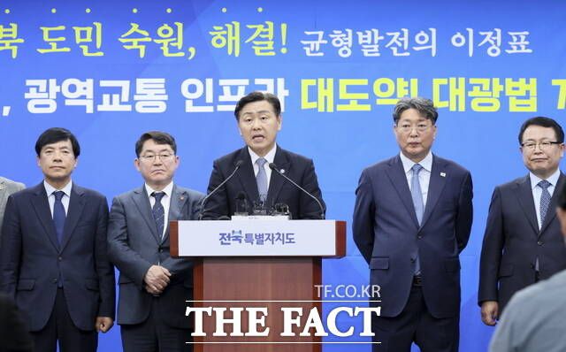 22일 전북도청 기자회견장에서 김관영 전북도지사(가운데)와 이춘석(왼쪽 네번째)·이성윤(왼쪽 첫번째)·박희승(왼쪽 두번째) 국회의원을 비롯한 참석자들이 전북도민 숙원사업인 대광법(대도시권 광역교통 관리에 대한 특별법) 개정안 공포에 따른 기자회견을 갖고 있다. /전북도