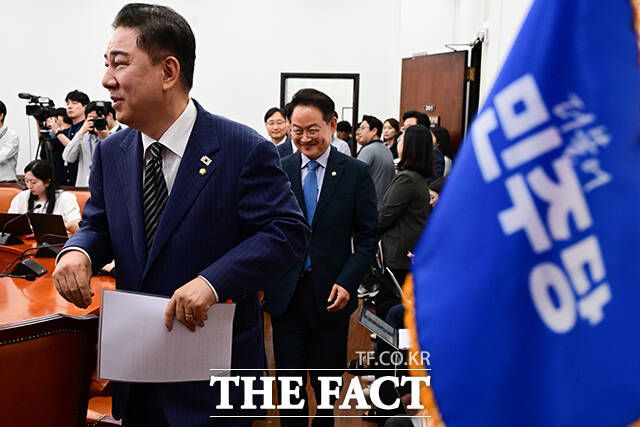 민주당 방송콘텐츠특위는 "정보통신망을 통한 허위·조작정보 유통 증가로 다수의 피해자가 발생하고 있다"며 '유튜버' 등 1인 미디어를 겨냥해 언론중재법을 확대 적용하는 방안을 검토하기로 했다./국회=남윤호 기자