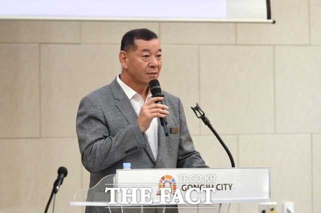 최원철 공주시장이 2일 오전 공주 아트센터 고마 컨벤션홀에서 열린 대전·충남 행정통합 주민 설명회에서 인사말을 하고 있다. /공주시