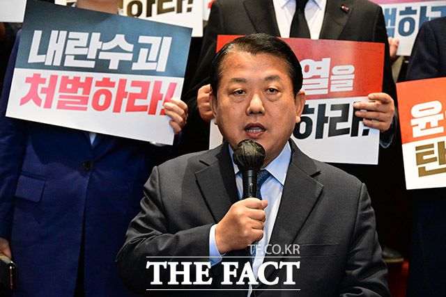 김병주 더불어민주당 최고위원은 김민석 국무총리 후보자의 지명 철회를 요구하며 국회에서 농성을 이어가고 있는 나경원 국민의힘 의원을 겨냥해 "에어컨을 안 틀어줬다며 사실상 불평을 늘어놨다"며 "웰빙 캠핑이 아니라 웰빙 글램핑이라는 평가가 줄을 잇고 있다"고 지적했다. /남윤호 기자