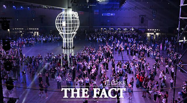 그룹 방탄소년단(BTS) 데뷔 12주년을 맞아 열린 축제 'BTS 페스타 2025'가 13일 오전 경기 고양시 킨텍스 제2전시장에서 열린 가운데 팬(아미)들이 라이팅 쇼를 보고 있다. /고양=서예원 기자