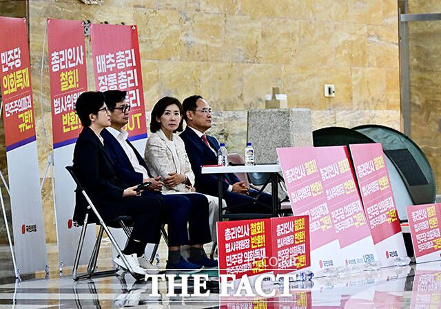더 나아가 국민 지지를 받지 못하는 상황에선 아무리 전투력을 높여도 힘을 받을 수 없다는 한계도 있다. 사진은 나경원 국민의힘 의원이 30일 오전 서울 여의도 국회 로텐더홀에서 나흘째 '숙식 농성'을 이어가고 있는 모습. /배정한 기자