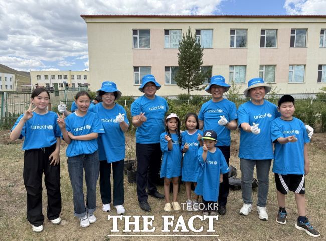 74번 학교 학생들과 나무 심기 활동을 하는(왼쪽 3번째부터)신계용 경기 과천시장, 임병택 시흥시장, 이용록 충남 홍성군수, 최재구 충남 예산군수)./시흥시