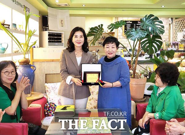 인미동 대전시 유성구의회 의원(왼쪽)이 2일, 유성구 노은동 은구비서로 상인회로부터 지역 골목상권 활성화와 소상공인 보호에 기여한 공로를 인정받아 감사패를 받았다./인미동 유성구의원