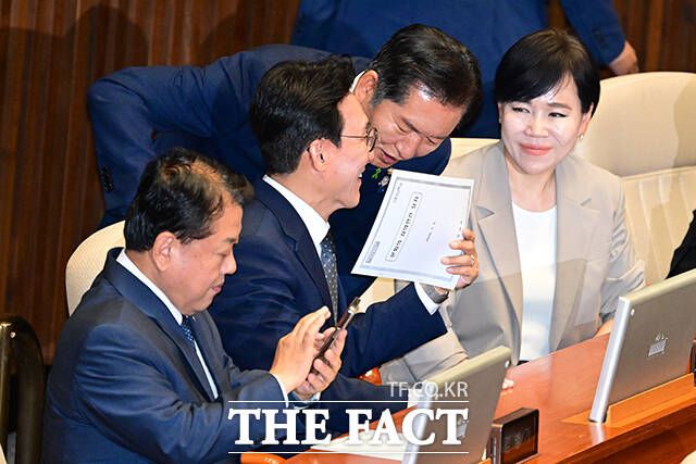 김민석 총리 후보 찾은 정청래 당대표 후보가 이야기를 하고 있다.