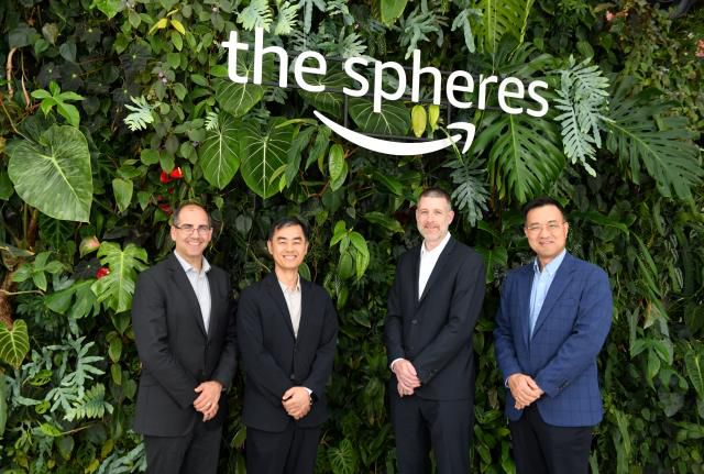 현대제철-AWS 주요 임원들이 1일(현지시간) 미국 아마존 본사에서 협약을 체결한 후 기념 촬영을 하고 있다. (왼쪽부터) AWS 마틴 맬릭 부사장, 현대제철 김승회 상무, AWS 케리 퍼슨 부사장, 현대제철 김후곤 상무. /현대제철