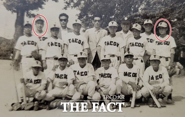 1960년대 대구중 야구부 시절의 박용진(뒷줄 왼쪽 두 번째 원)과 이광환(뒷줄 맨 오른쪽 끝 원)./박용진 소장 사진
