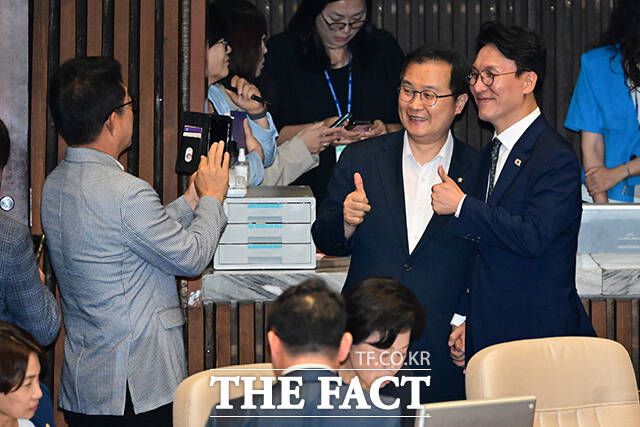 자신의 임명동의안 표결 앞둔 동료의원들 찾아 기념촬영하는 김민석 총리 후보.