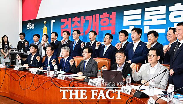 박찬대, 정청래 더불어민주당 당대표 후보와 민형배 의원 등 참석자들이 2일 오후 서울 여의도 국회에서 열린 검찰개혁 토론회에 참석해 기념사진 촬영을 하고 있다. /배정한 기자