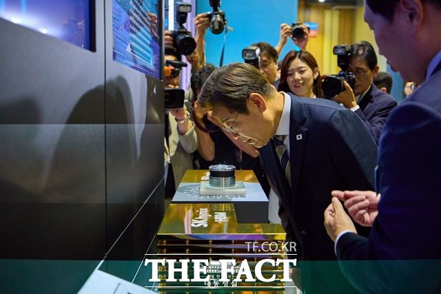 이재명 대통령이 6월 20일 울산 울주군 울산전시컨벤션센터에서 열린 인공지능(AI) 글로벌 협력 기업 간담회 뒤 AI 제품 및 서비스 시연을 참관하고 있다. /대통령실